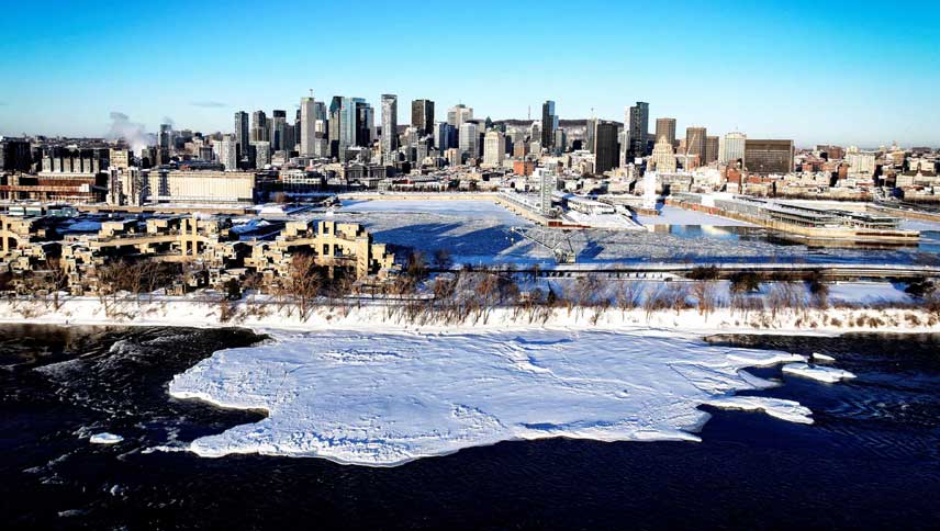 Des Canadiens protestent contre les déchets toxiques importés des États-Unis pendant la guerre des tarifs de Trump.
