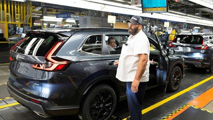 « “Les risques de récession demeurent” alors que les chiffres de la production manufacturière du Canada pâtissent du régime tarifaire de Trump »