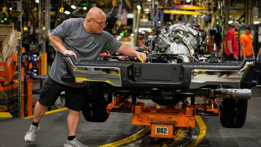 U.S. auto exports to Canada plummet on tariff tussle with Trump